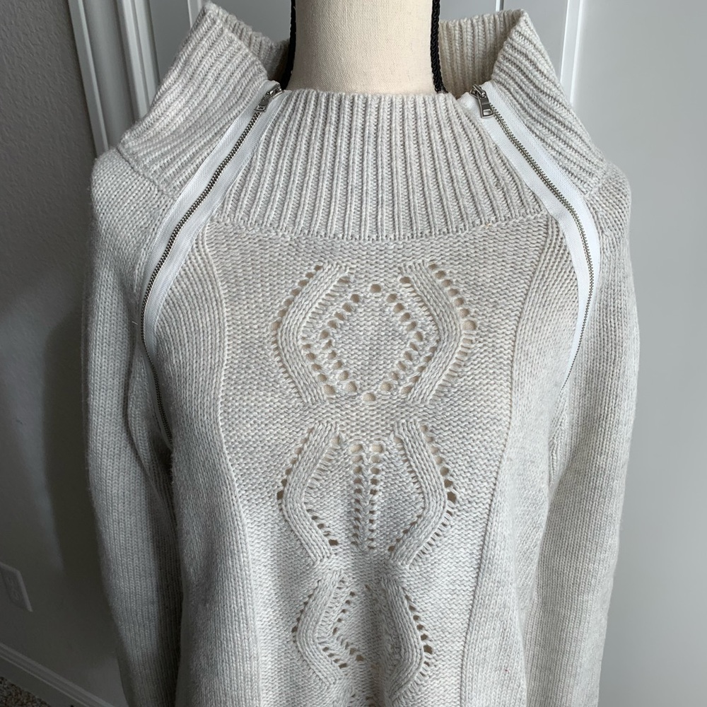 Townsen Modern Hi-low sweater. Size L